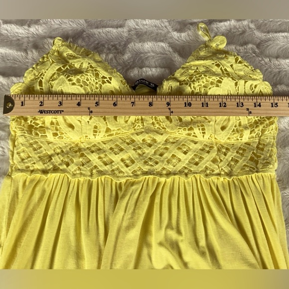 Blue B Collection Women’s Size L Top Yellow Eyelet Lace Flowy Boho Padded - Picture 8 of 10